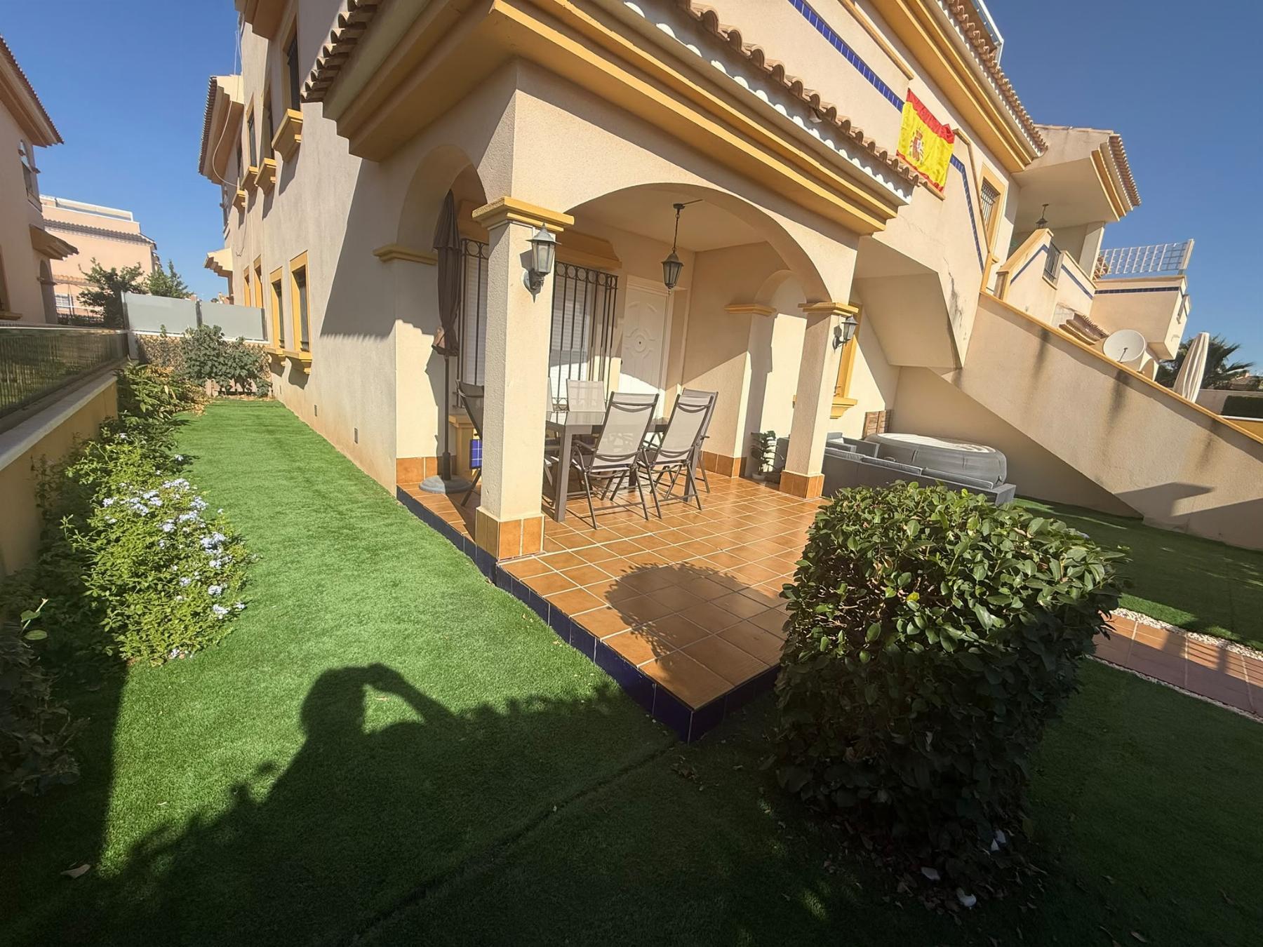 Bungalow con jardín privado y piscina en Lomas de Cabo Roig — 2 dorm.