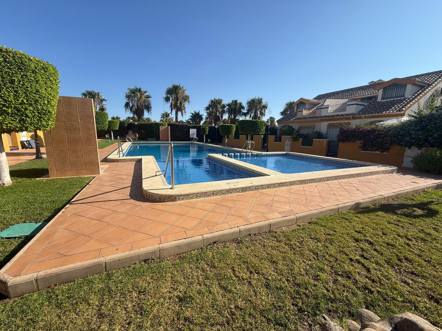 Bungalow con jardín privado y piscina en Lomas de Cabo Roig — 2 dorm.