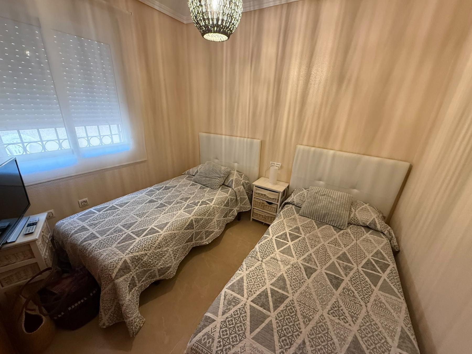Bungalow con jardín privado y piscina en Lomas de Cabo Roig — 2 dorm.