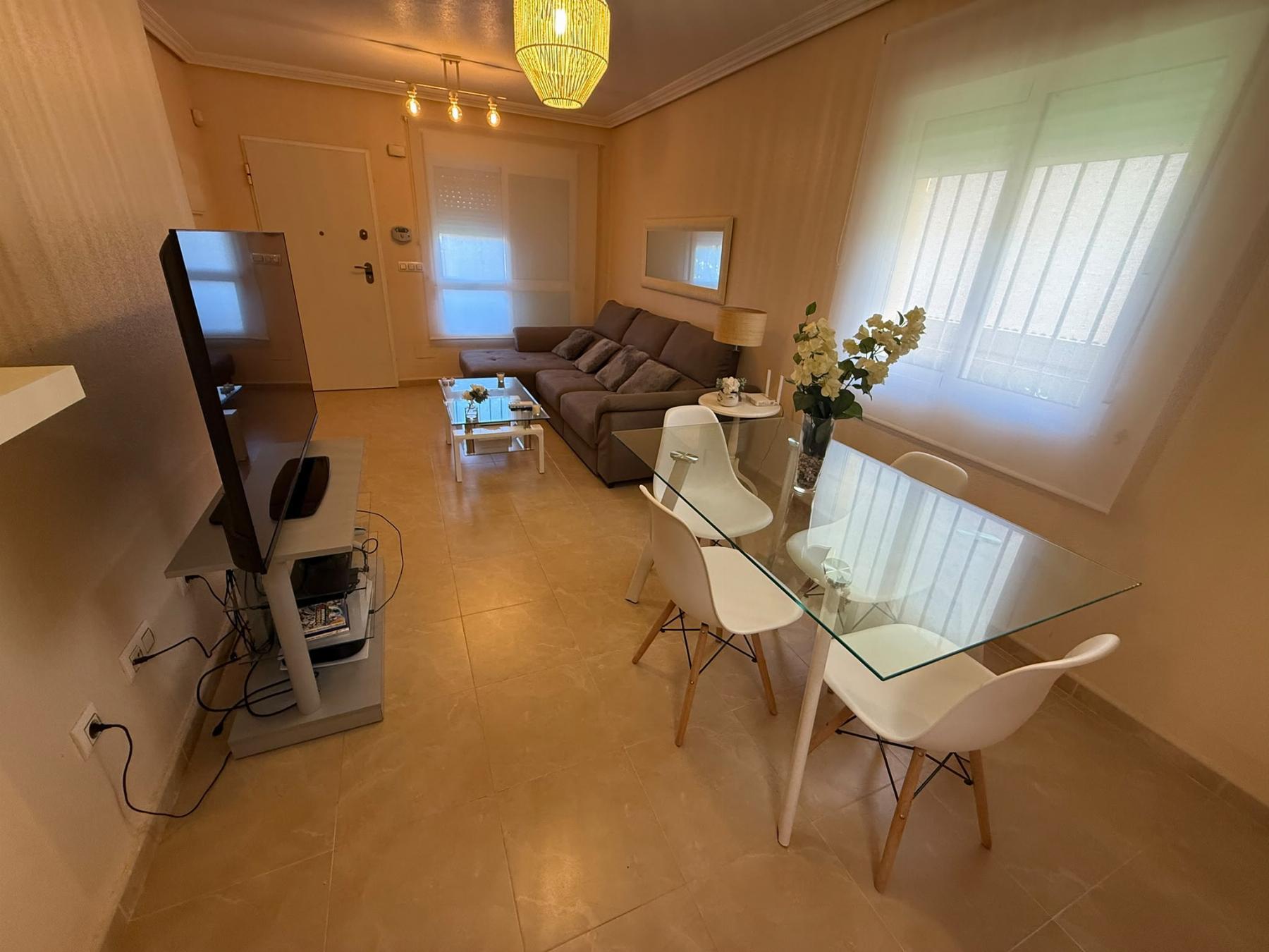 Bungalow con jardín privado y piscina en Lomas de Cabo Roig — 2 dorm.