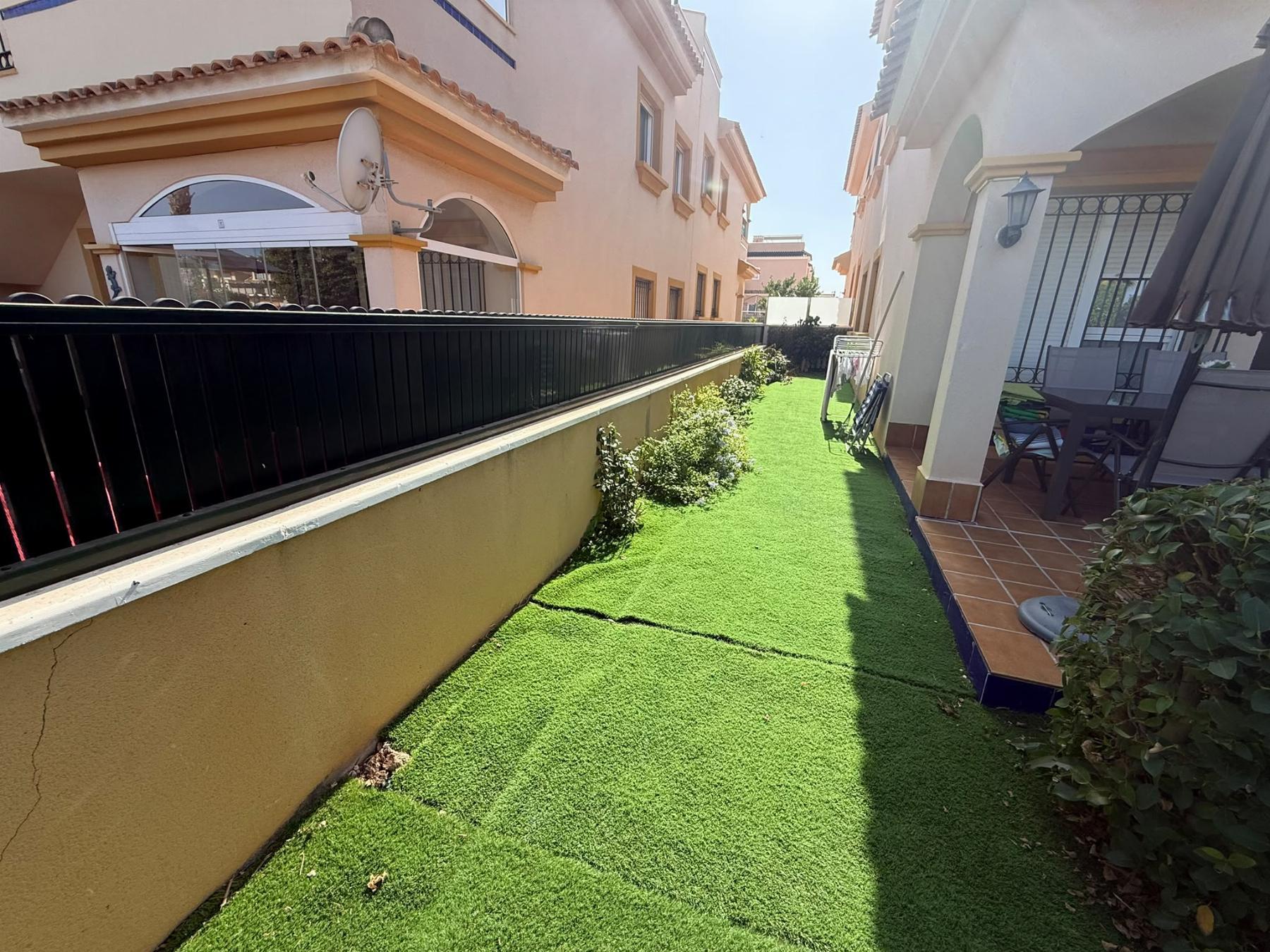 Bungalow con jardín privado y piscina en Lomas de Cabo Roig — 2 dorm.