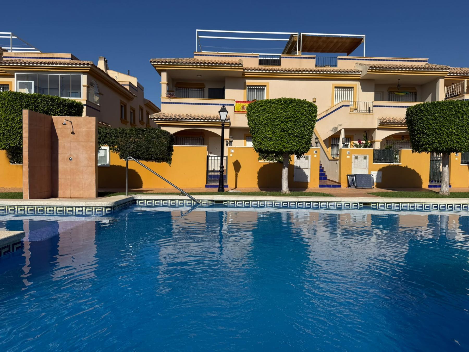 Bungalow con jardín privado y piscina en Lomas de Cabo Roig — 2 dorm.