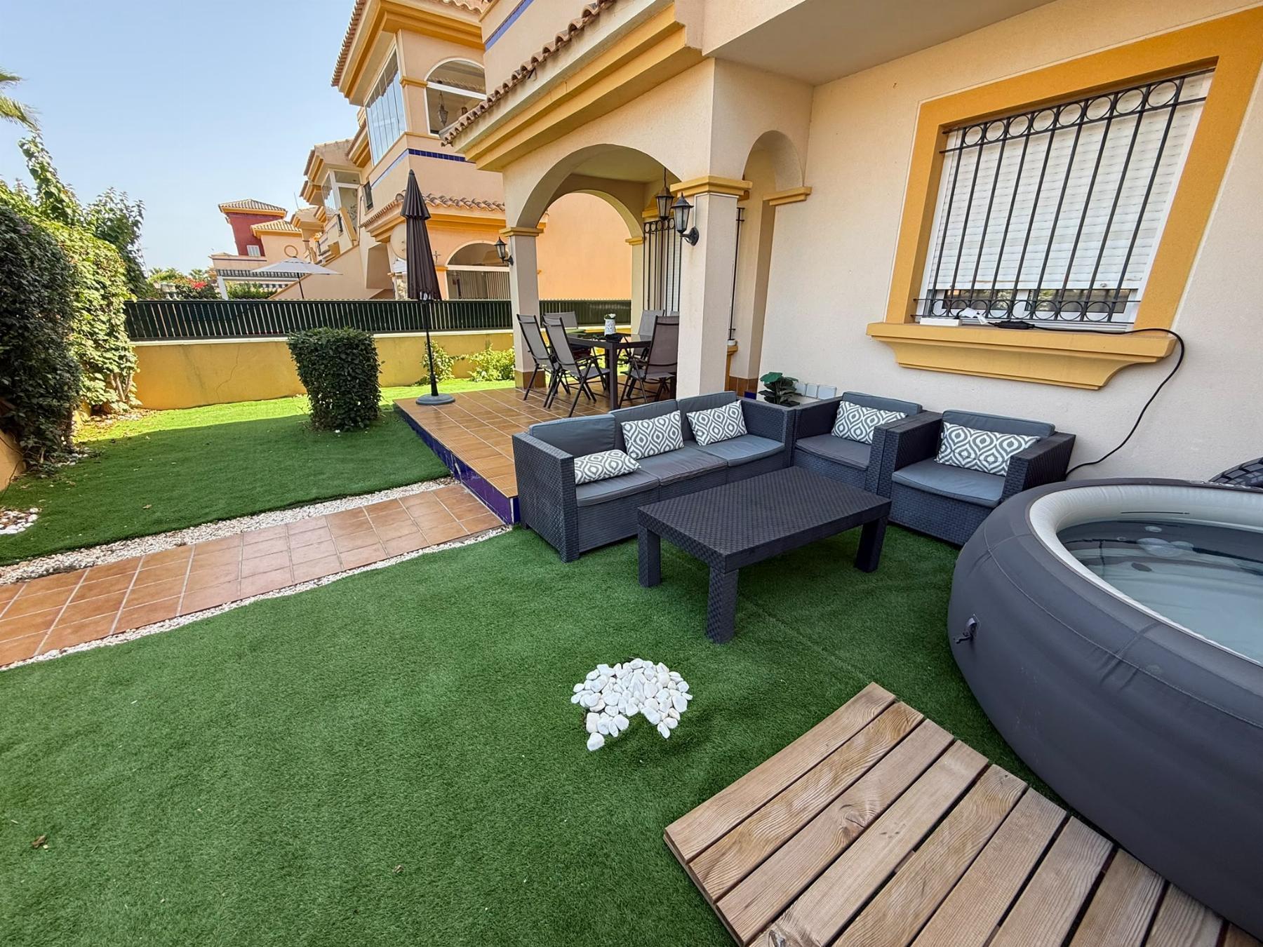 Bungalow con jardín privado y piscina en Lomas de Cabo Roig — 2 dorm.