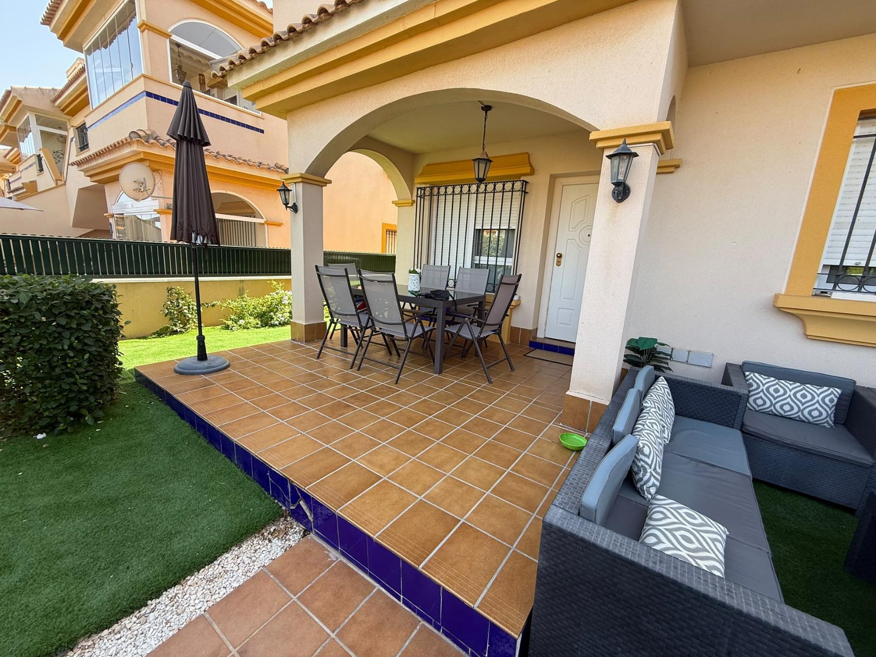Bungalow con jardín privado y piscina en Lomas de Cabo Roig — 2 dorm.