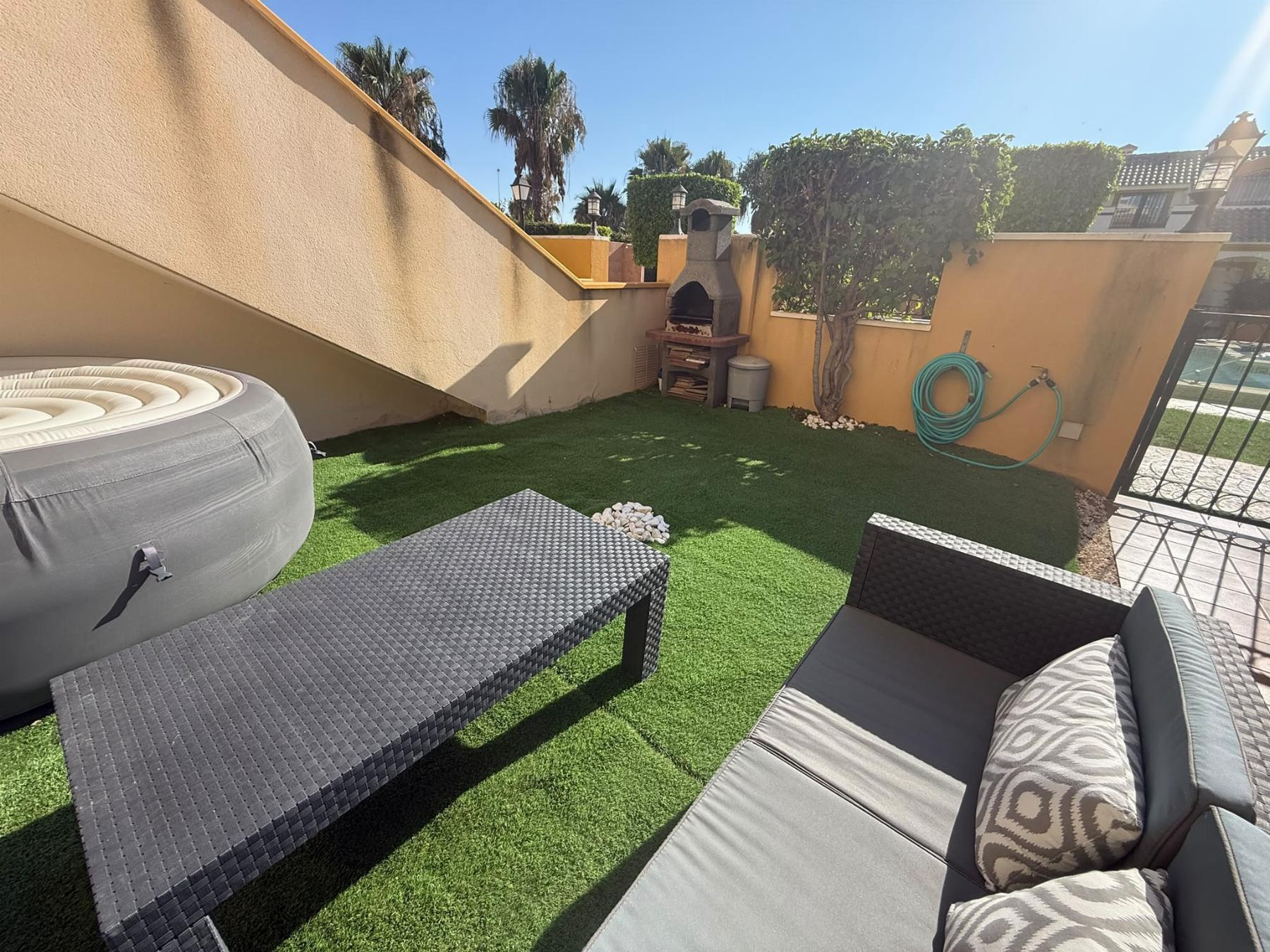 Bungalow con jardín privado y piscina en Lomas de Cabo Roig — 2 dorm.
