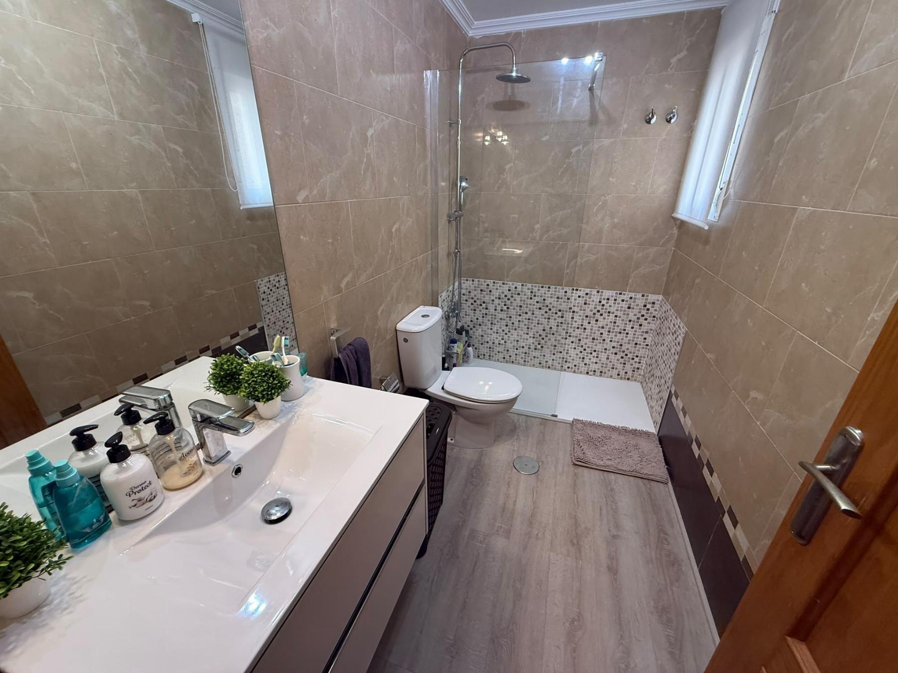 Bungalow con jardín privado y piscina en Lomas de Cabo Roig — 2 dorm.