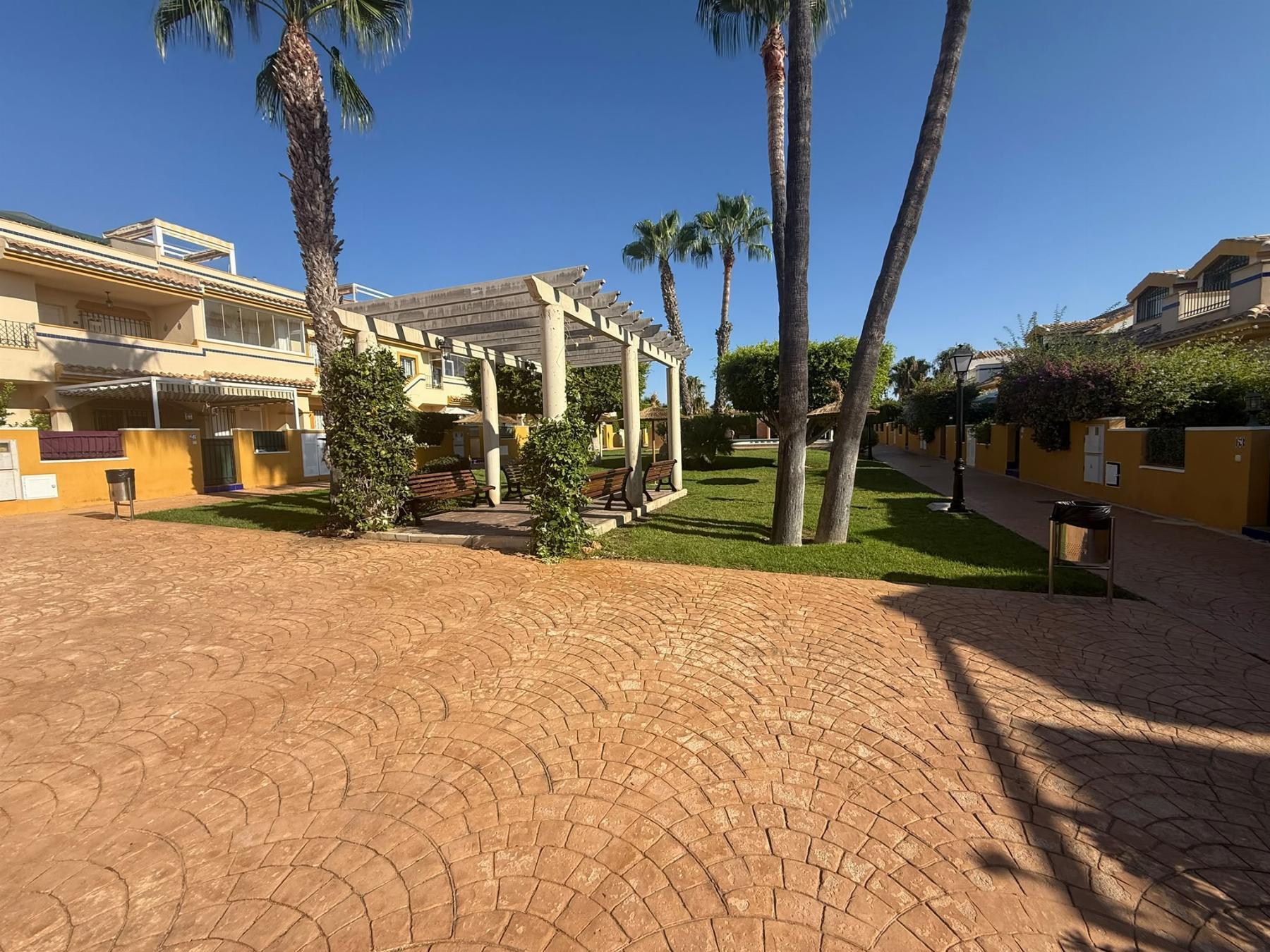 Bungalow con jardín privado y piscina en Lomas de Cabo Roig — 2 dorm.