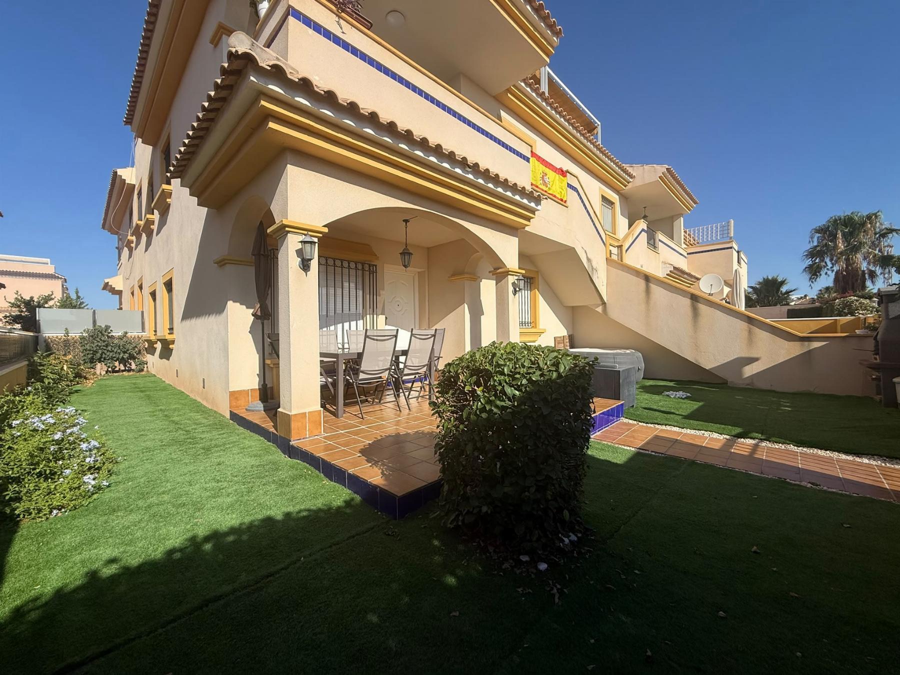 Bungalow con jardín privado y piscina en Lomas de Cabo Roig — 2 dorm.