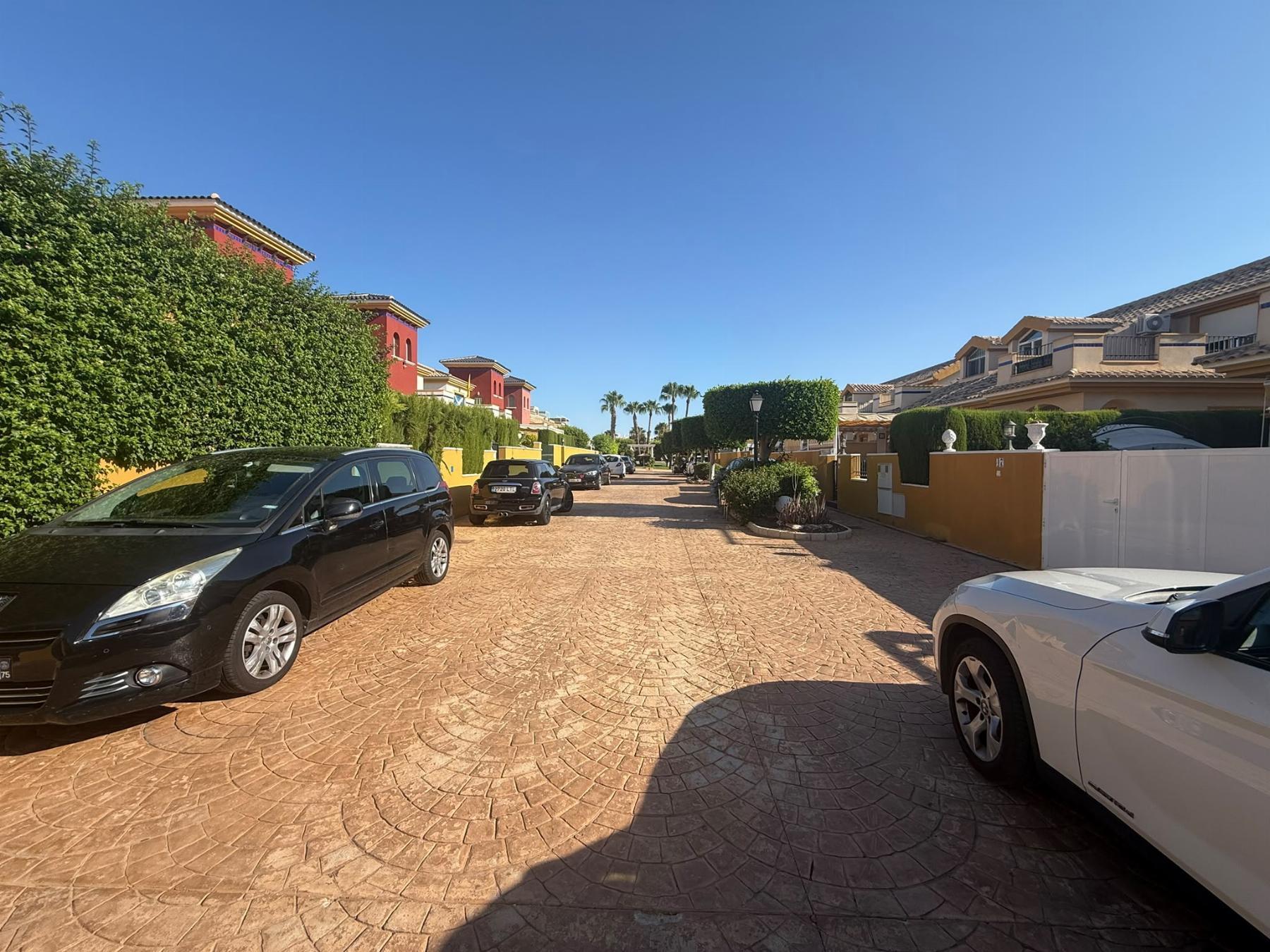 Bungalow con jardín privado y piscina en Lomas de Cabo Roig — 2 dorm.