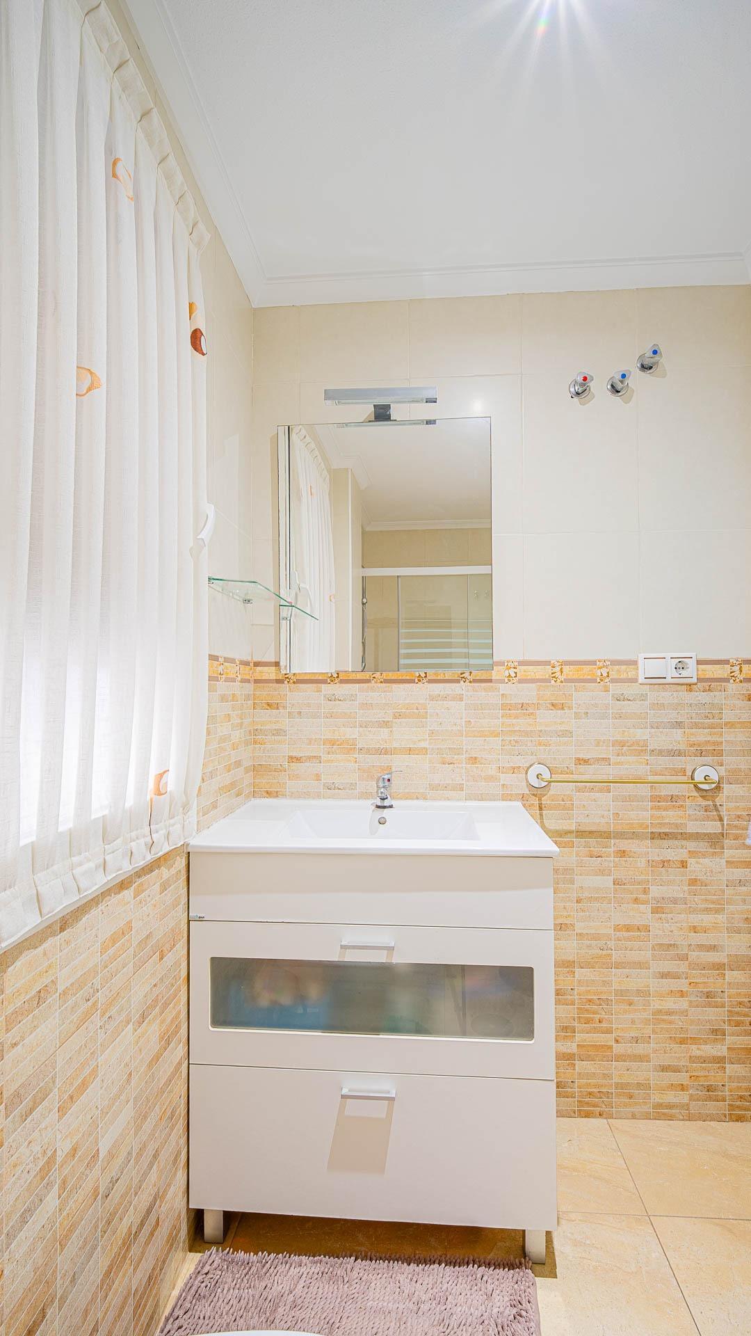 Apartamento luminoso en Acequión, Torrevieja — 2 dorm. junto al centro urbano