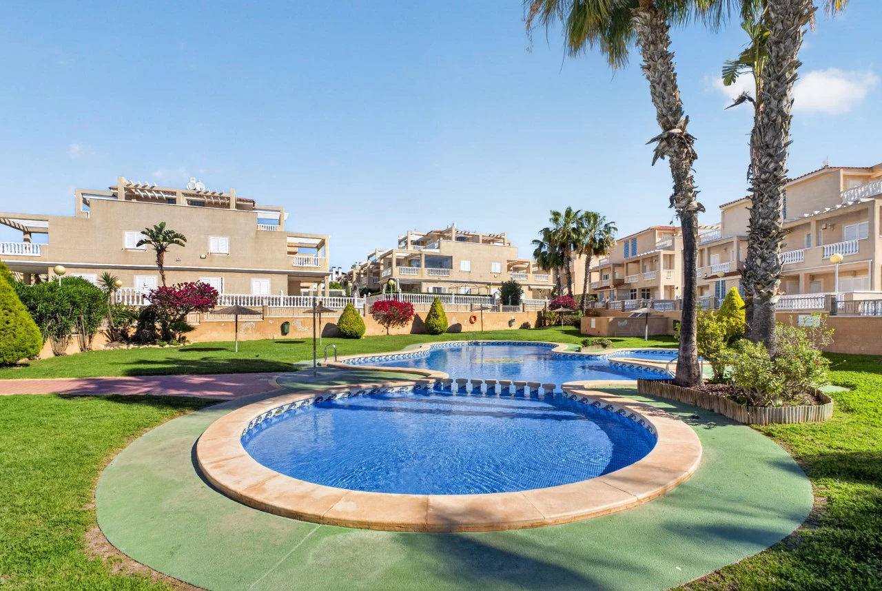 Bungalow en Zeniamar con piscina privada y vistas al pueblo – Orihuela Costa
