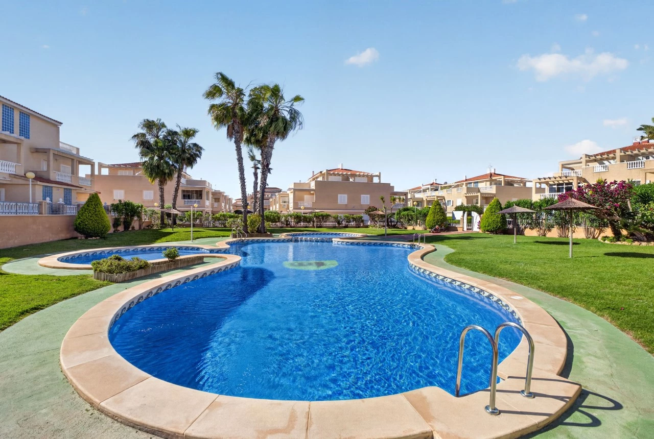 Bungalow en Zeniamar con piscina privada y vistas al pueblo – Orihuela Costa
