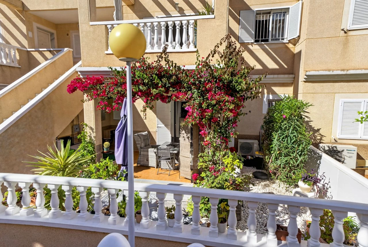 Bungalow en Zeniamar con piscina privada y vistas al pueblo – Orihuela Costa