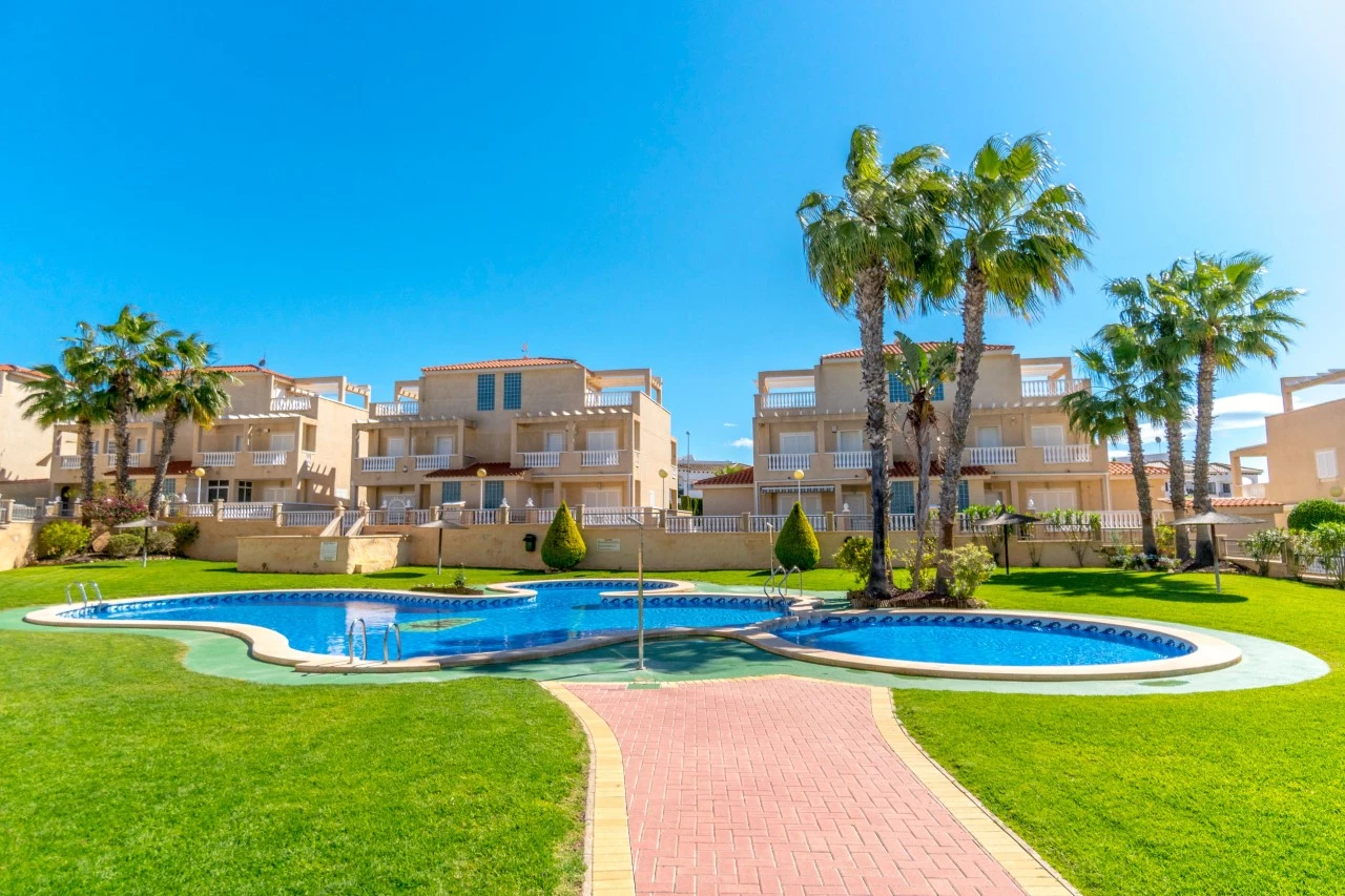 Bungalow en Zeniamar con piscina privada y vistas al pueblo – Orihuela Costa