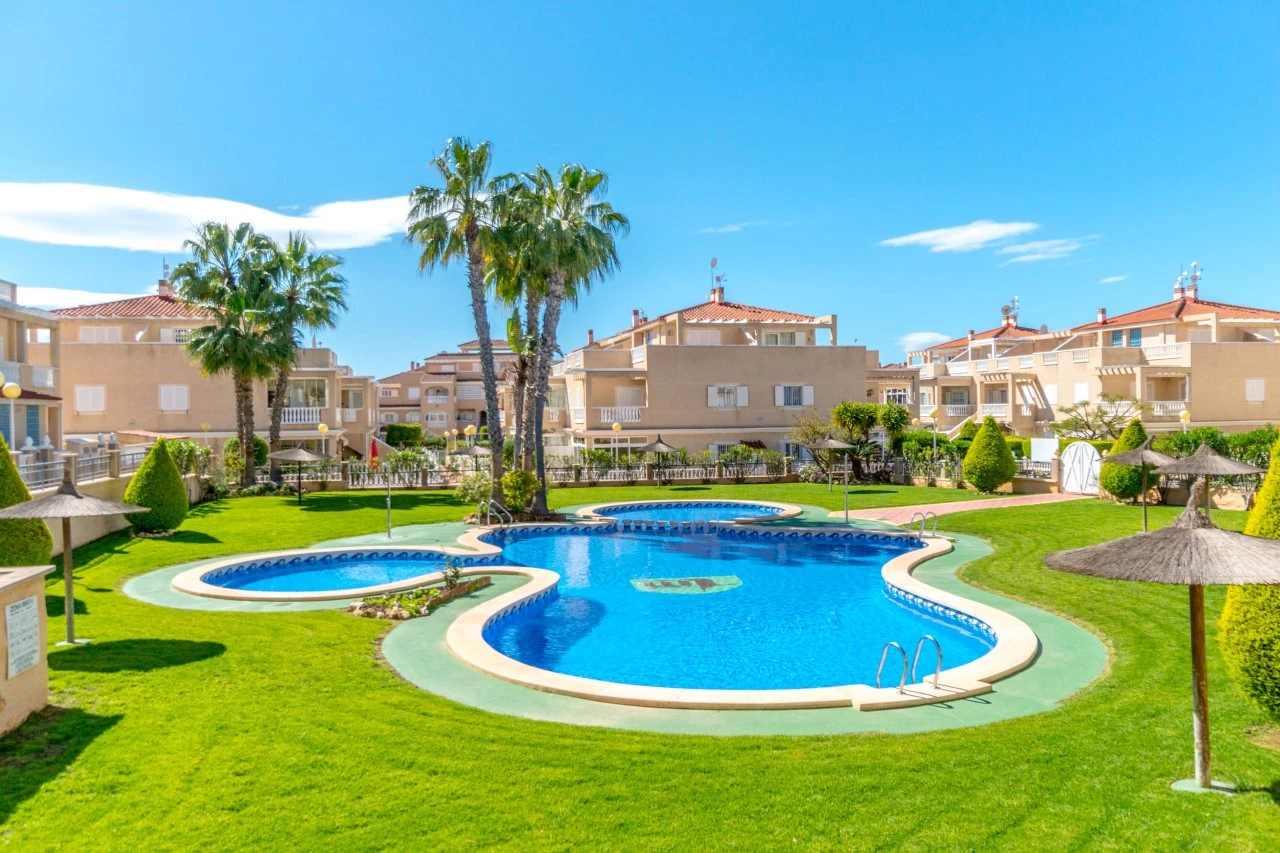 Bungalow en Zeniamar con piscina privada y vistas al pueblo – Orihuela Costa