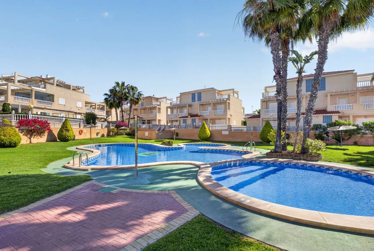 Bungalow en Zeniamar con piscina privada y vistas al pueblo – Orihuela Costa