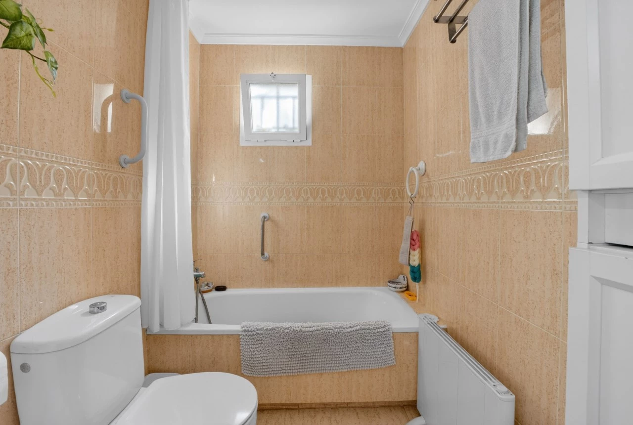 Bungalow en Zeniamar con piscina privada y vistas al pueblo – Orihuela Costa