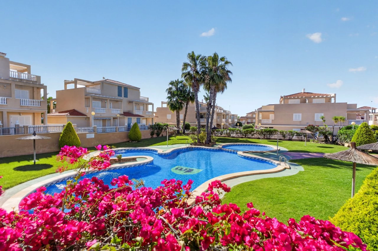 Bungalow en Zeniamar con piscina privada y vistas al pueblo – Orihuela Costa