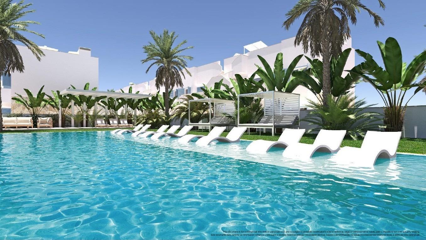 Chalet de obra nueva con piscina privada a 500m del mar en Pilar de la Horadada
