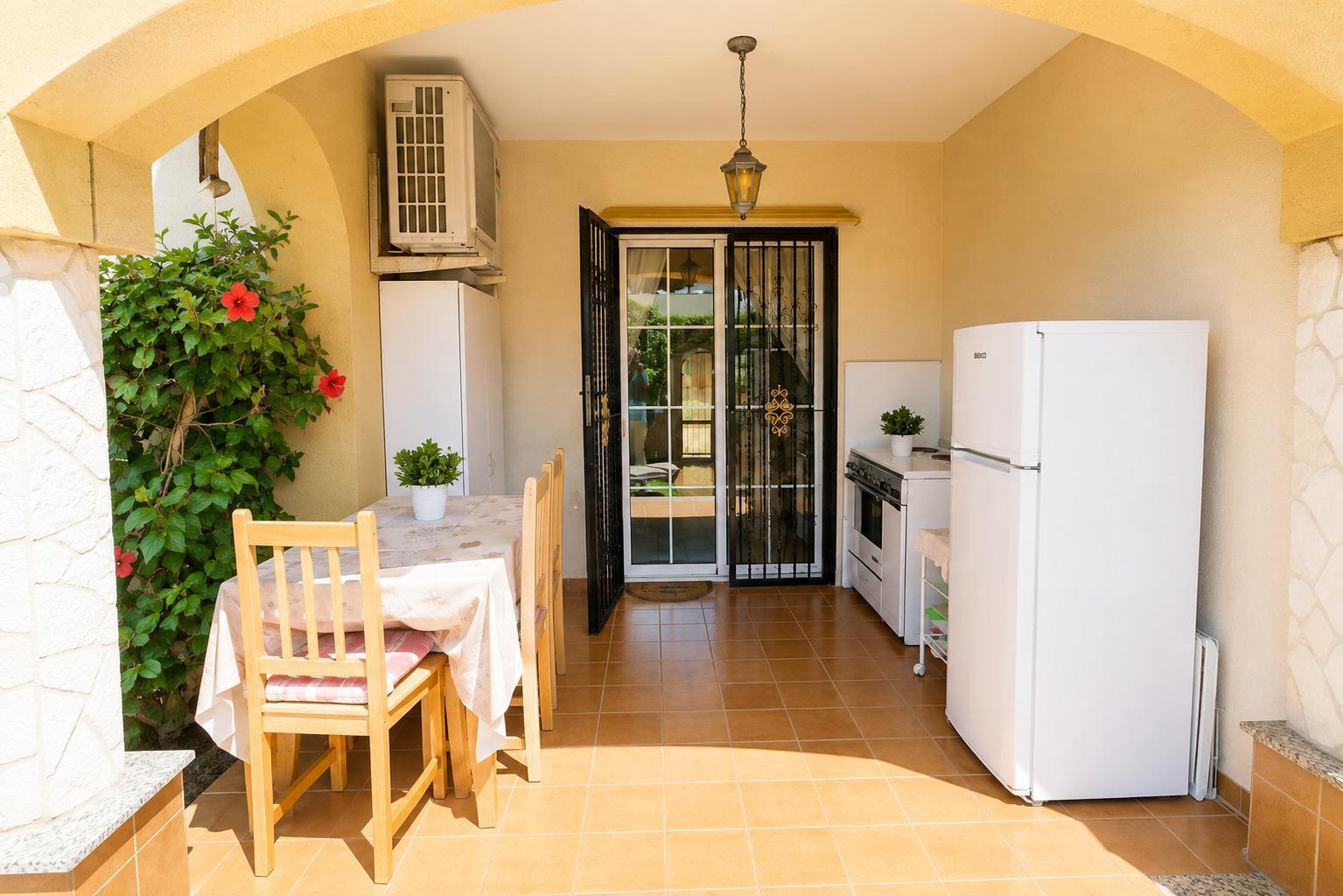 Bungalow con parcela de 170 m² y orientación sur en Lomas de Cabo Roig
