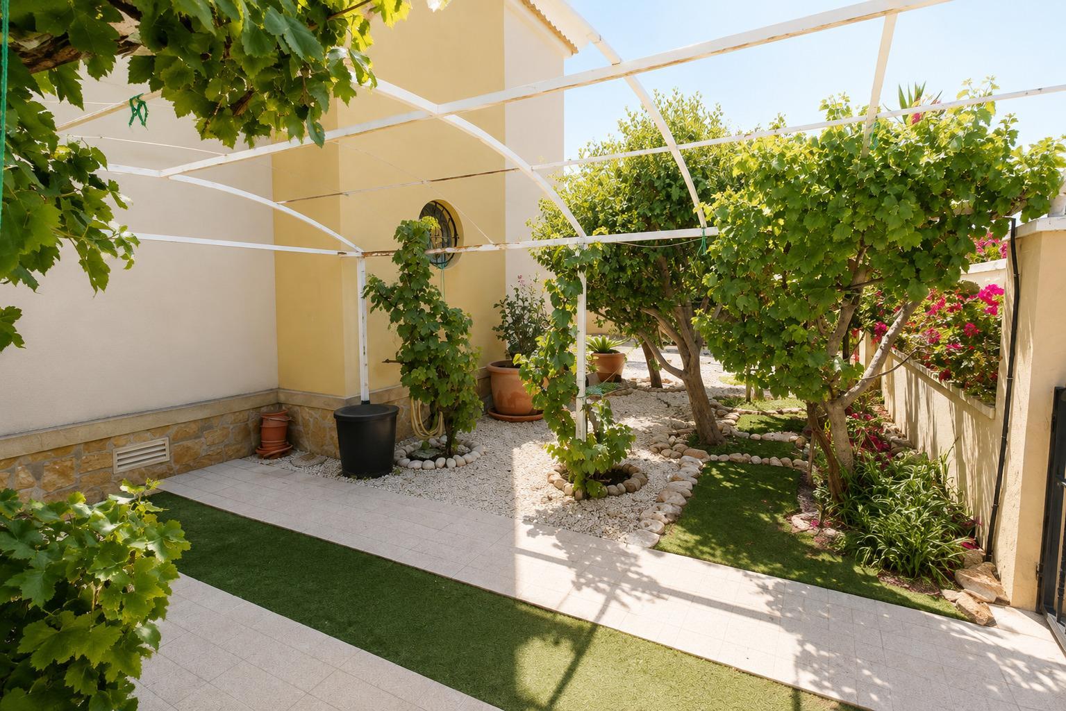 Bungalow con parcela de 170 m² y orientación sur en Lomas de Cabo Roig