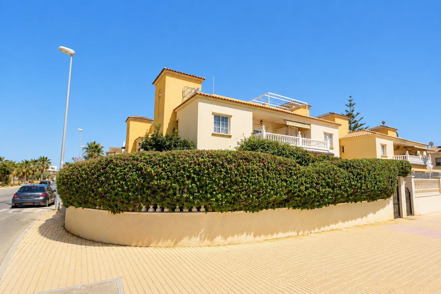 Bungalow con parcela de 170 m² y orientación sur en Lomas de Cabo Roig