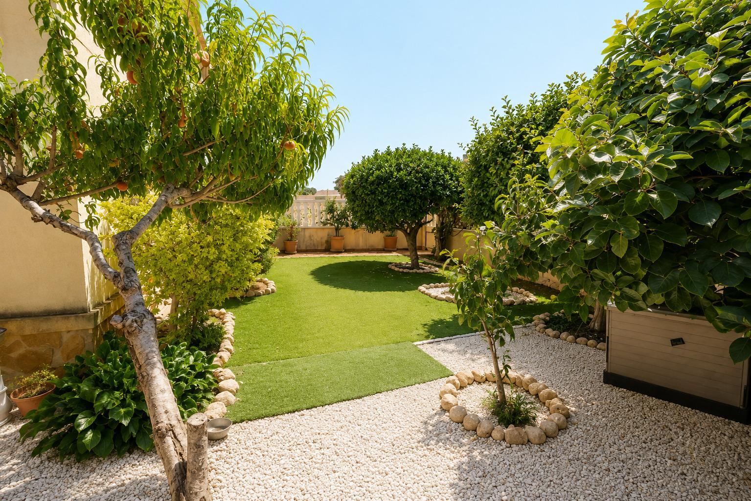 Bungalow con parcela de 170 m² y orientación sur en Lomas de Cabo Roig