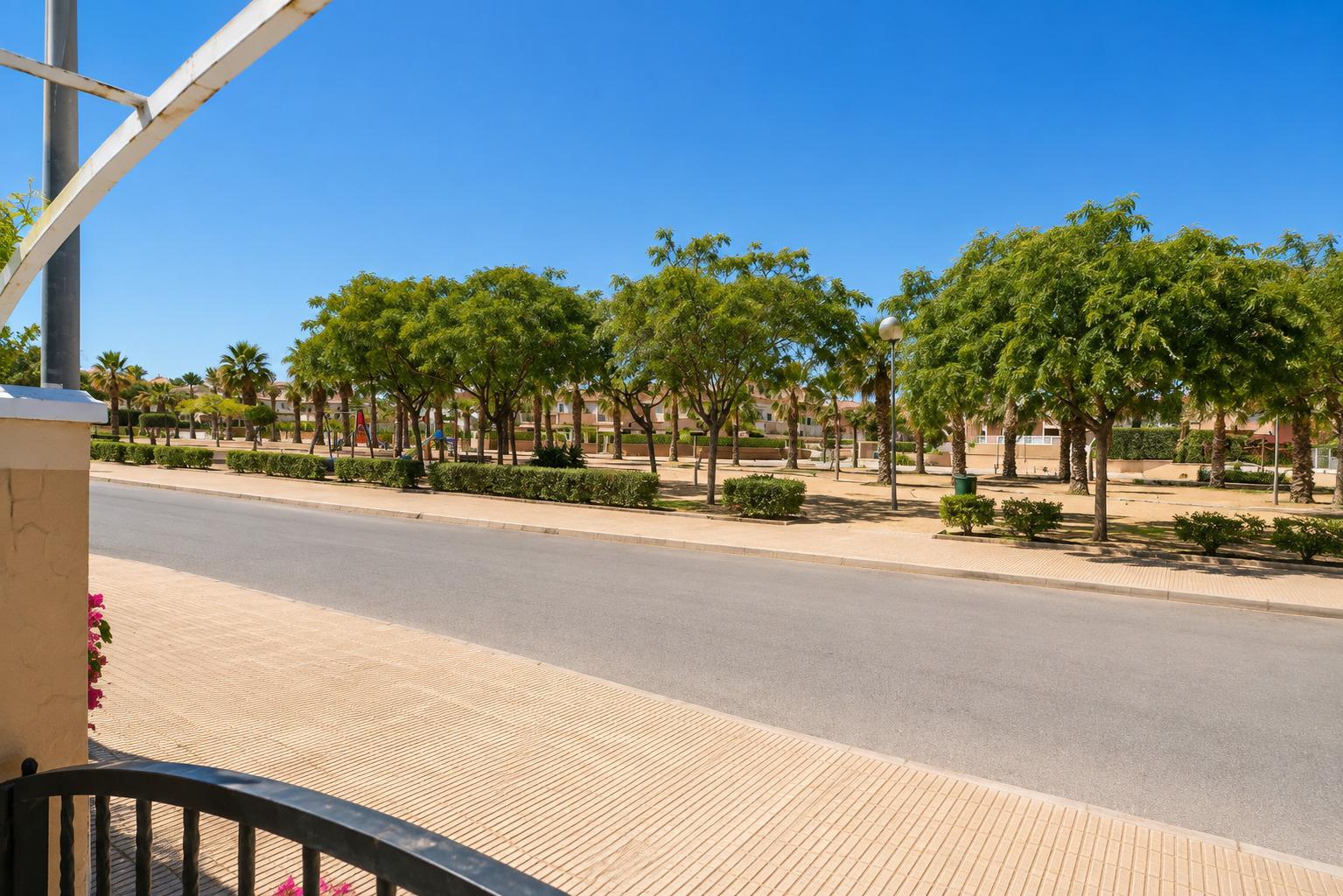 Bungalow con parcela de 170 m² y orientación sur en Lomas de Cabo Roig