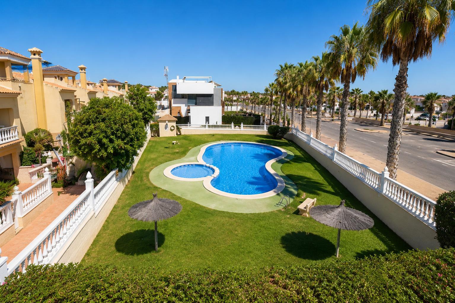 Bungalow con parcela de 170 m² y orientación sur en Lomas de Cabo Roig
