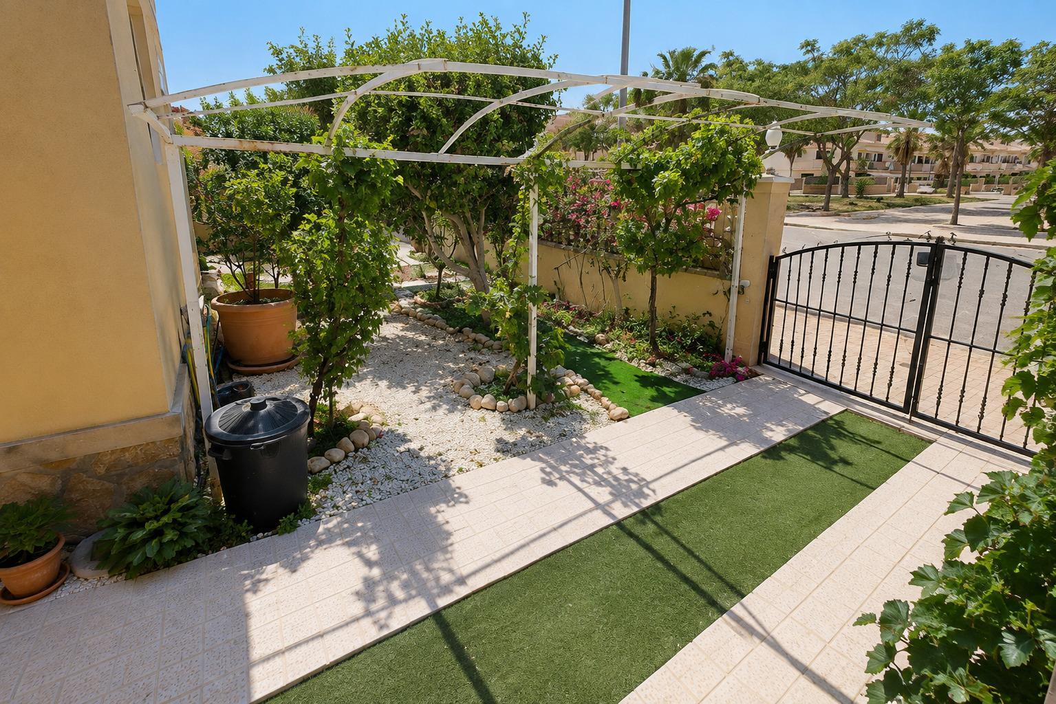Bungalow con parcela de 170 m² y orientación sur en Lomas de Cabo Roig