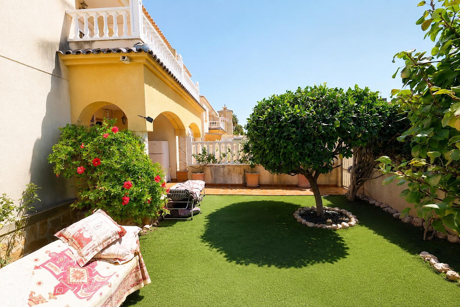 Bungalow con parcela de 170 m² y orientación sur en Lomas de Cabo Roig