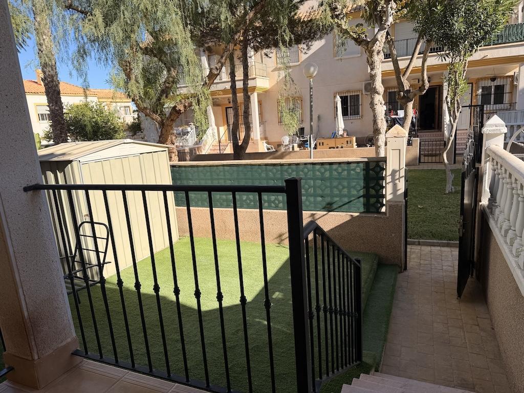 Bungalow con piscina privada y jardín en Villamartín — 2 dorm. en St James Hills