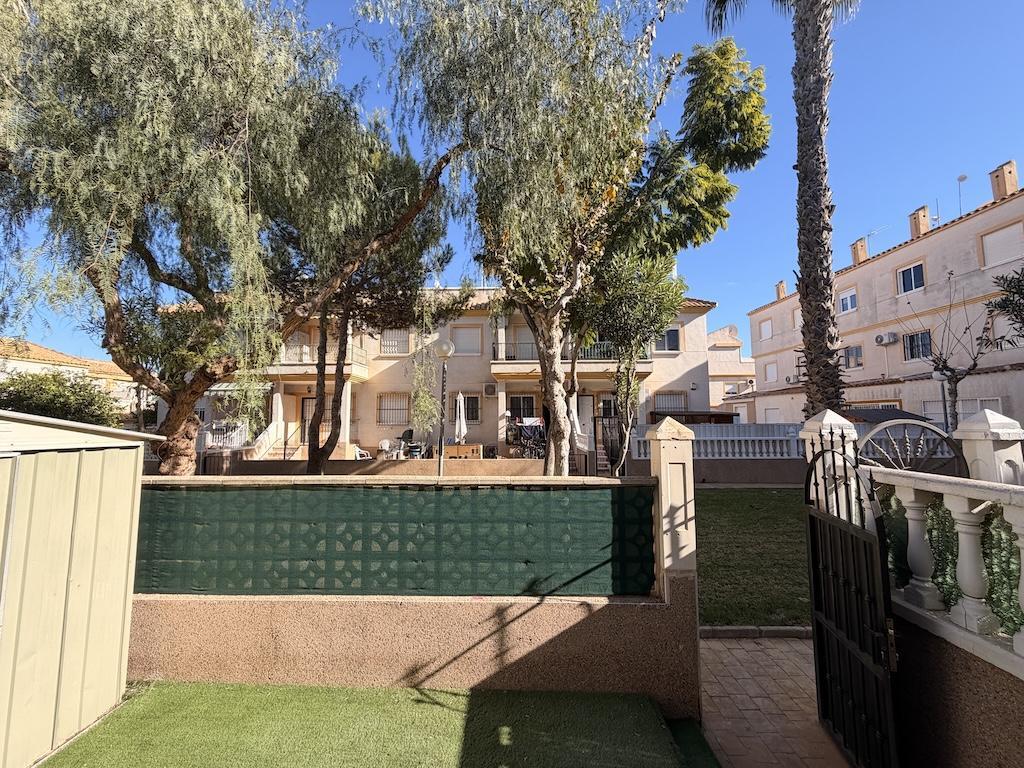 Bungalow con piscina privada y jardín en Villamartín — 2 dorm. en St James Hills