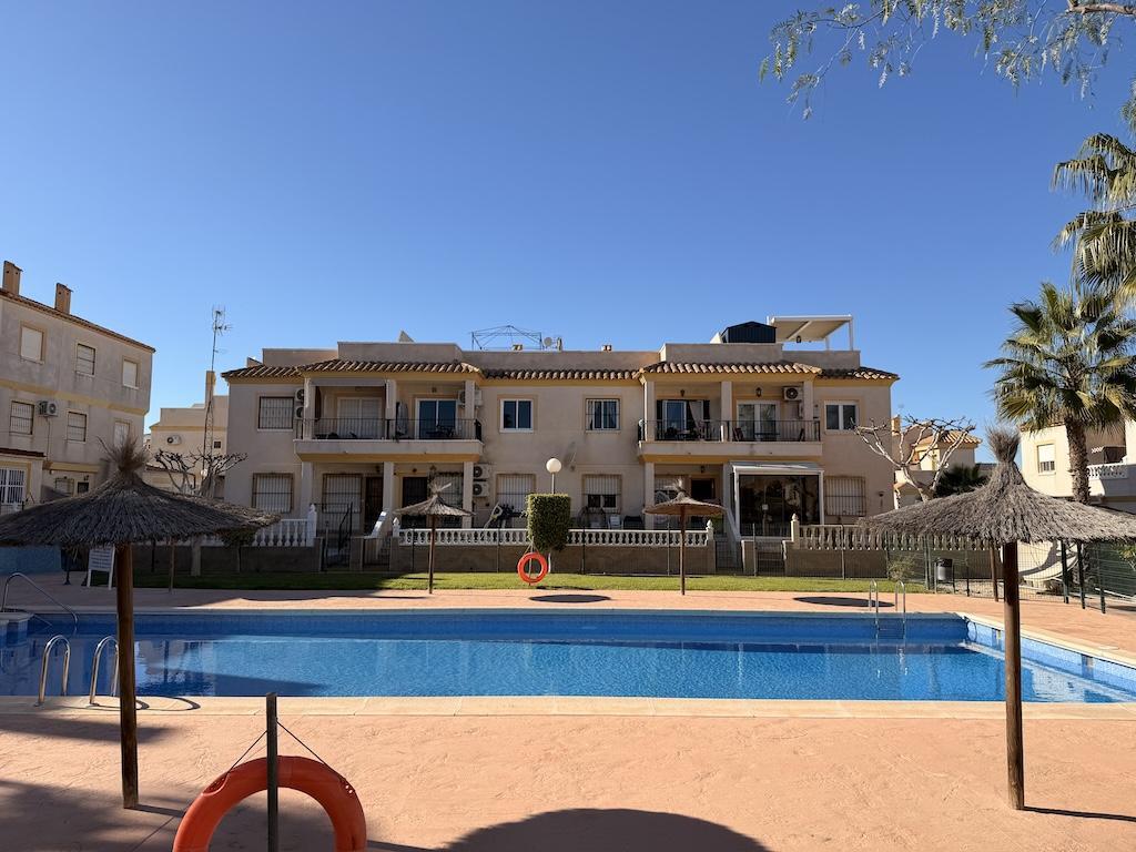 Bungalow con piscina privada y jardín en Villamartín — 2 dorm. en St James Hills