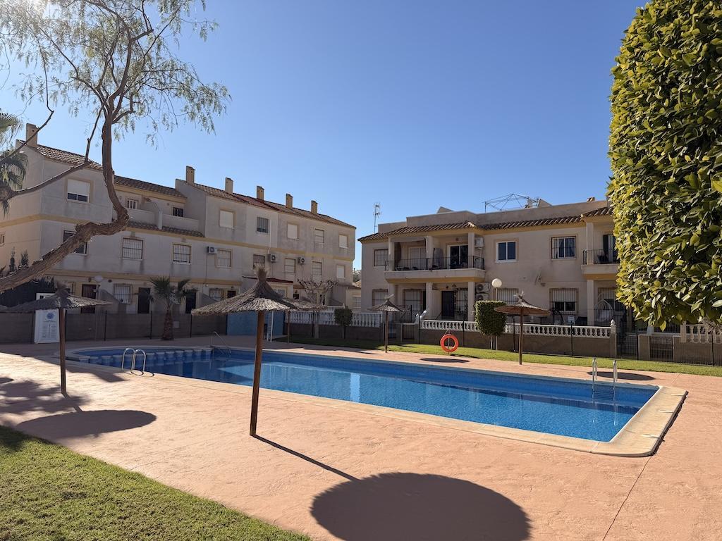 Bungalow con piscina privada y jardín en Villamartín — 2 dorm. en St James Hills
