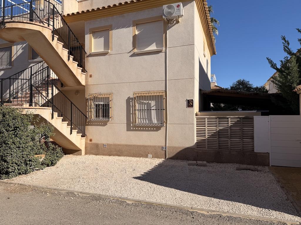 Bungalow con piscina privada y jardín en Villamartín — 2 dorm. en St James Hills