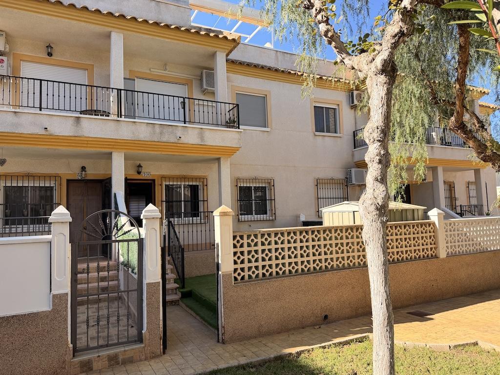 Bungalow con piscina privada y jardín en Villamartín — 2 dorm. en St James Hills