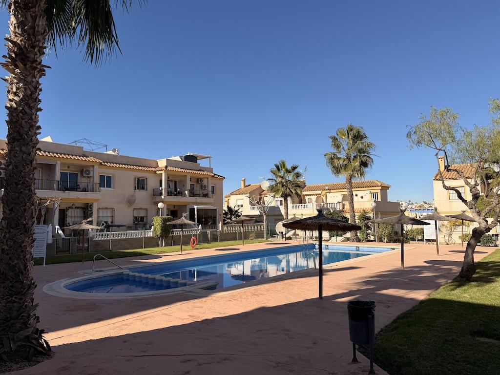 Bungalow con piscina privada y jardín en Villamartín — 2 dorm. en St James Hills