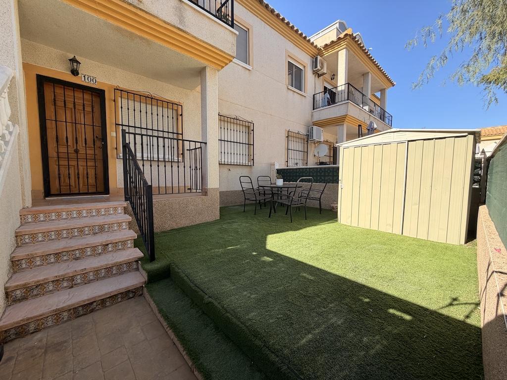 Bungalow con piscina privada y jardín en Villamartín — 2 dorm. en St James Hills
