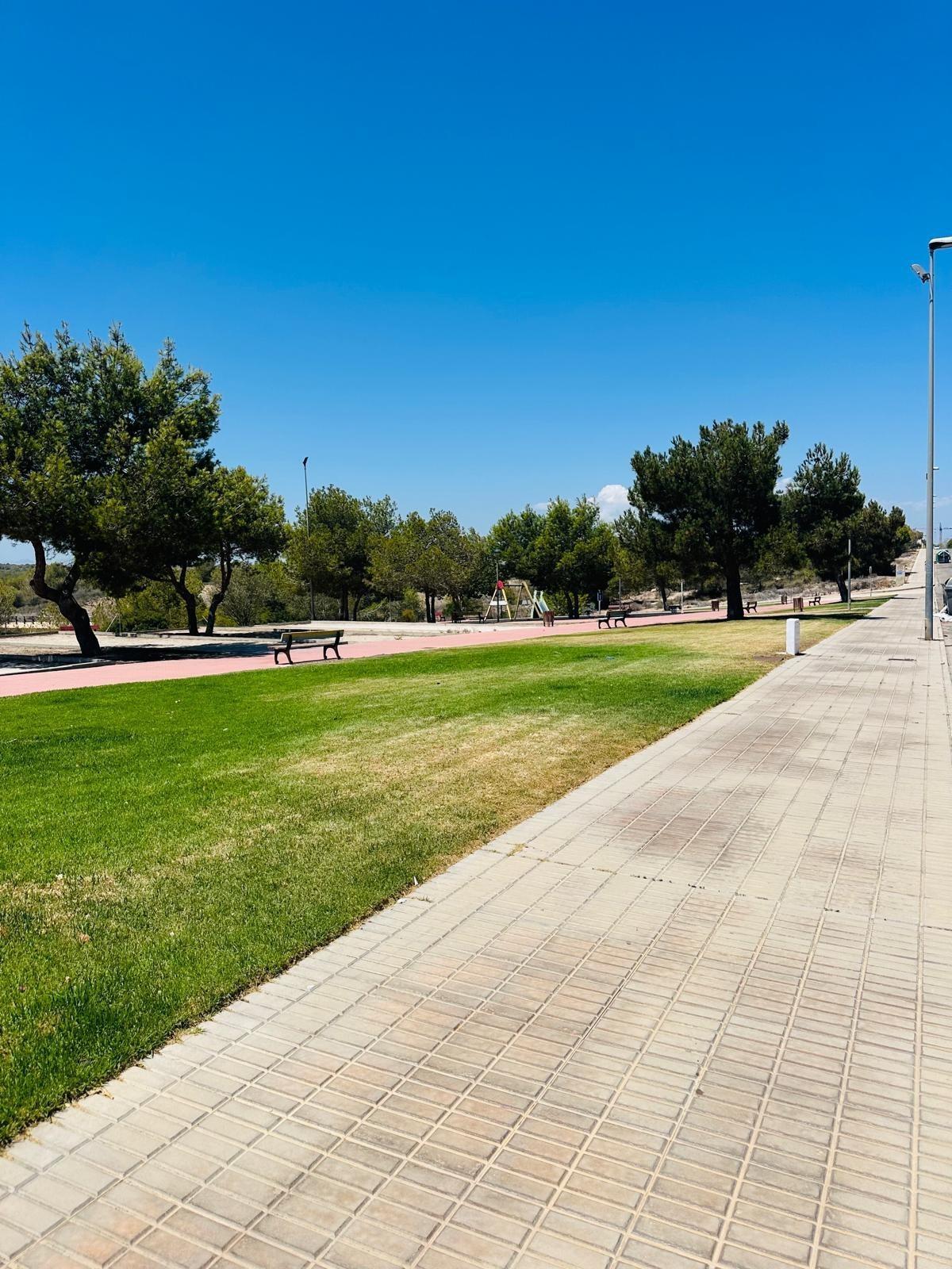 Bungalow con jardín y piscina en Dream Hills – Inversión con renta garantizada