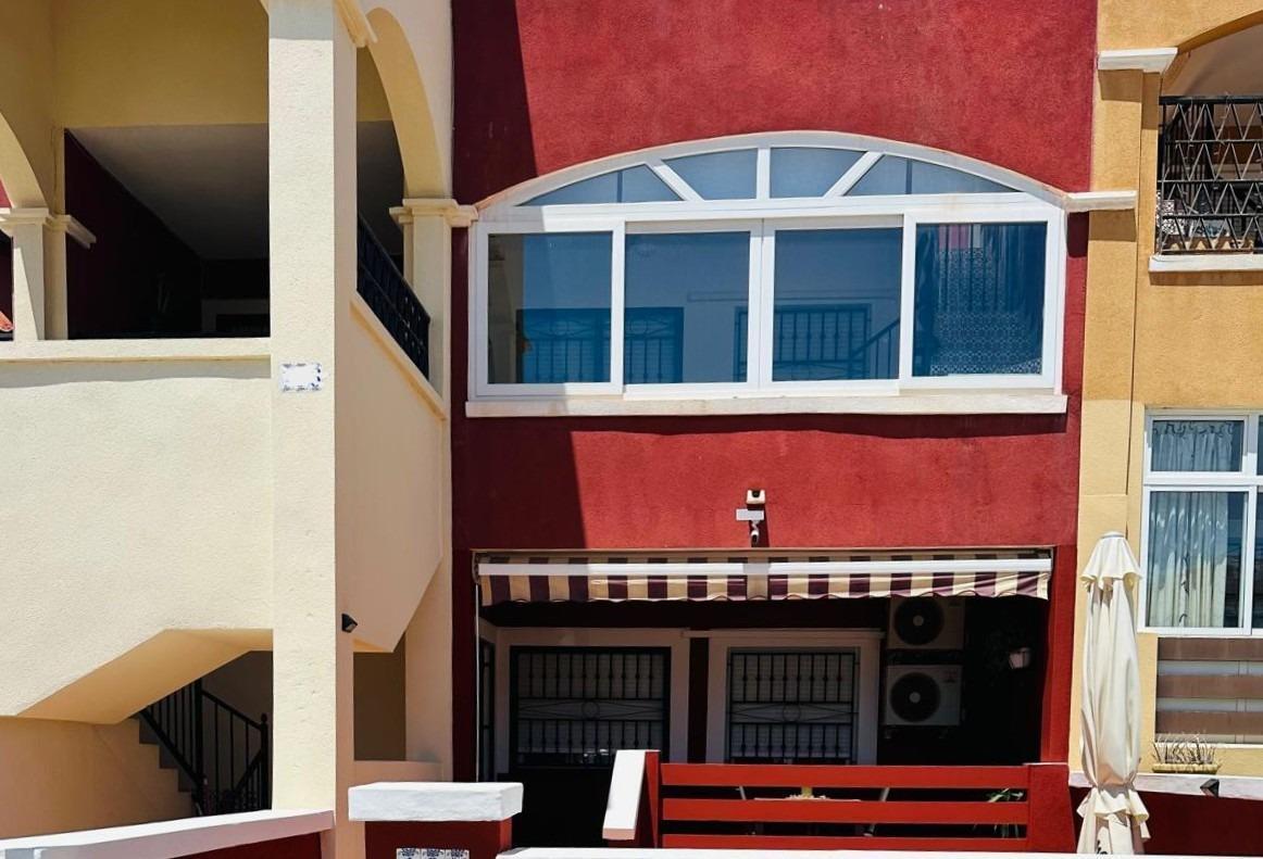Bungalow con jardín y piscina en Dream Hills – Inversión con renta garantizada