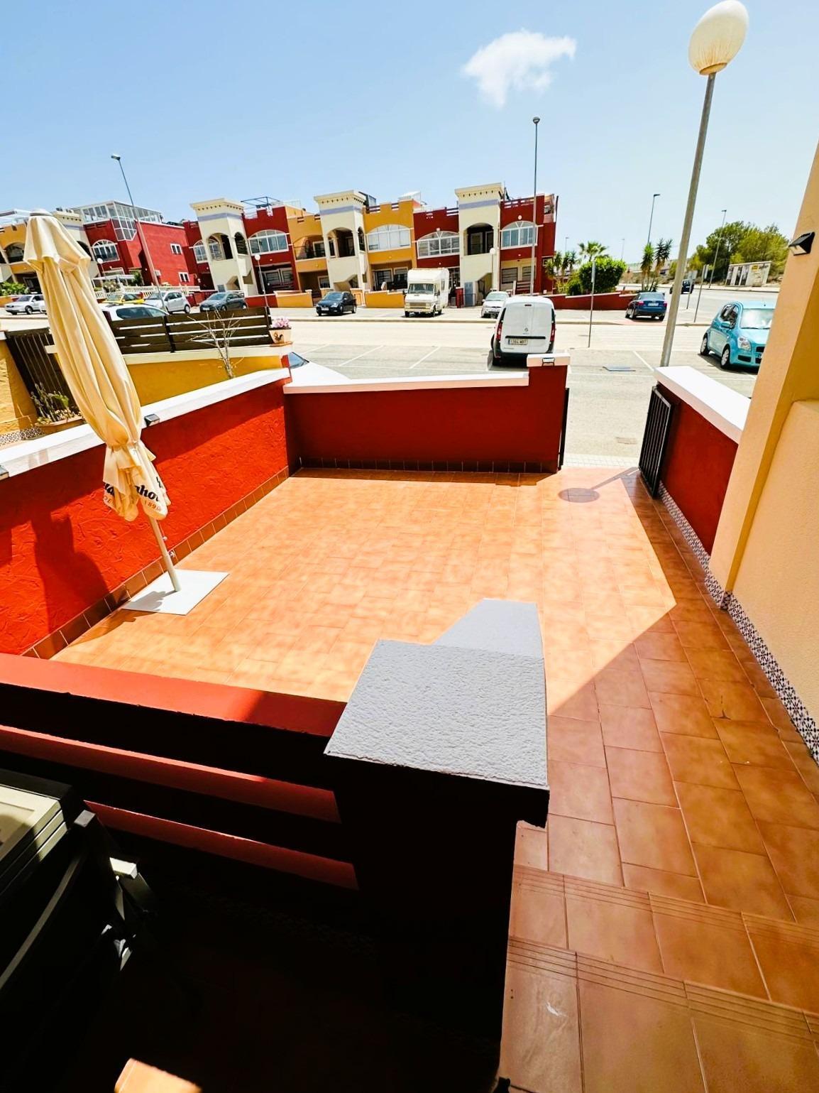 Bungalow con jardín y piscina en Dream Hills – Inversión con renta garantizada