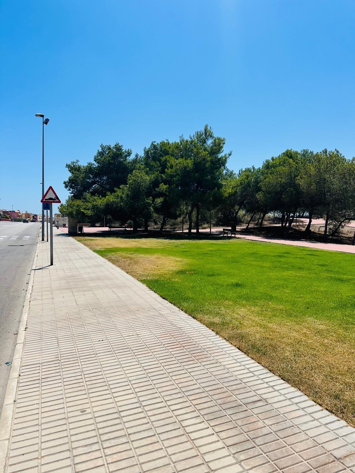 Bungalow con jardín y piscina en Dream Hills – Inversión con renta garantizada
