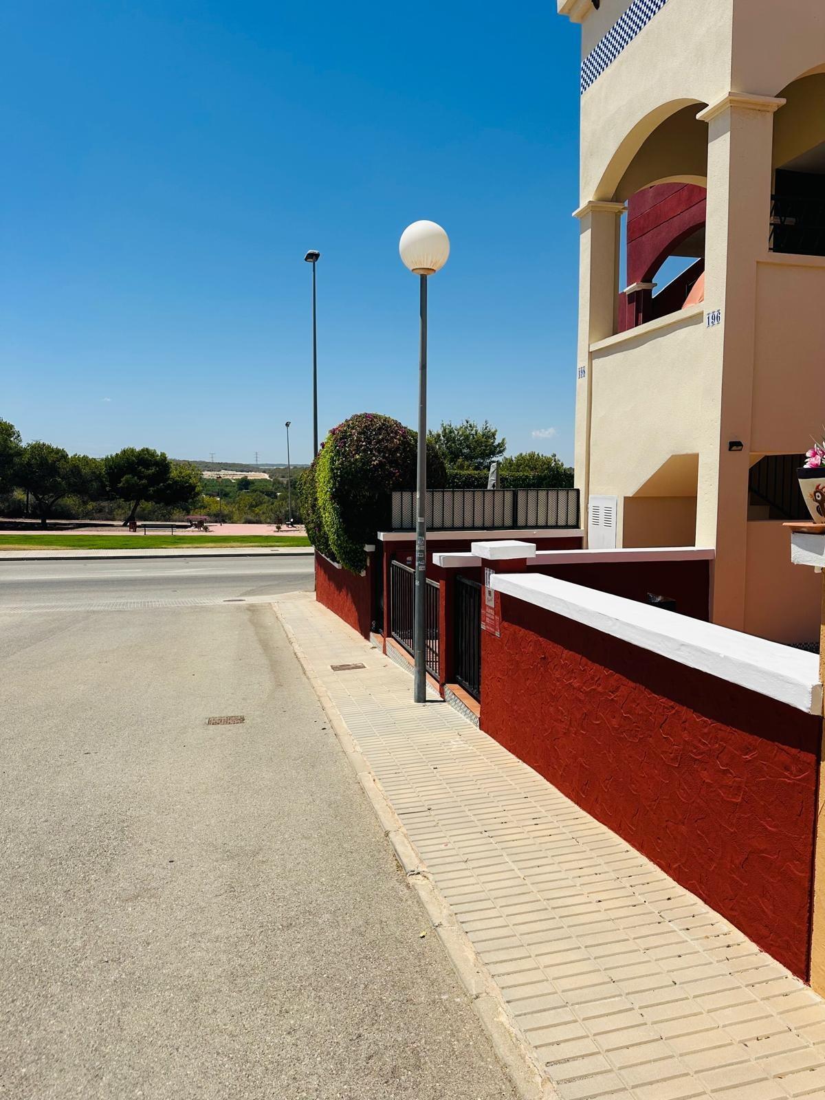 Bungalow con jardín y piscina en Dream Hills – Inversión con renta garantizada