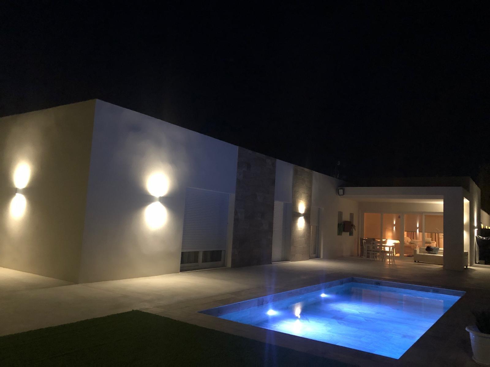 Villa de obra nueva en Aspe con piscina privada y parcela de 587 m² — 3 dorm.