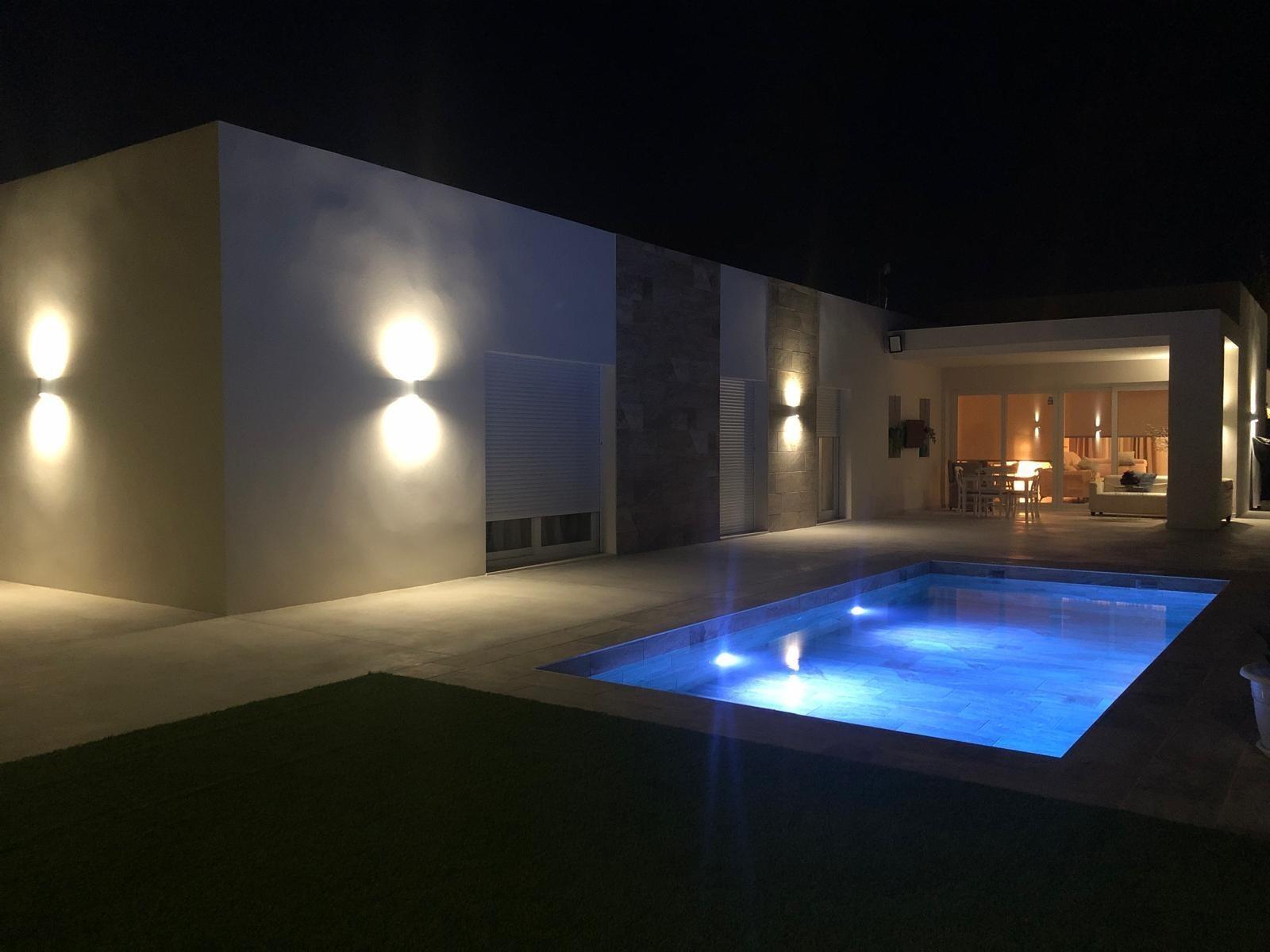 Villa de obra nueva en Aspe con piscina privada y parcela de 587 m² — 3 dorm.