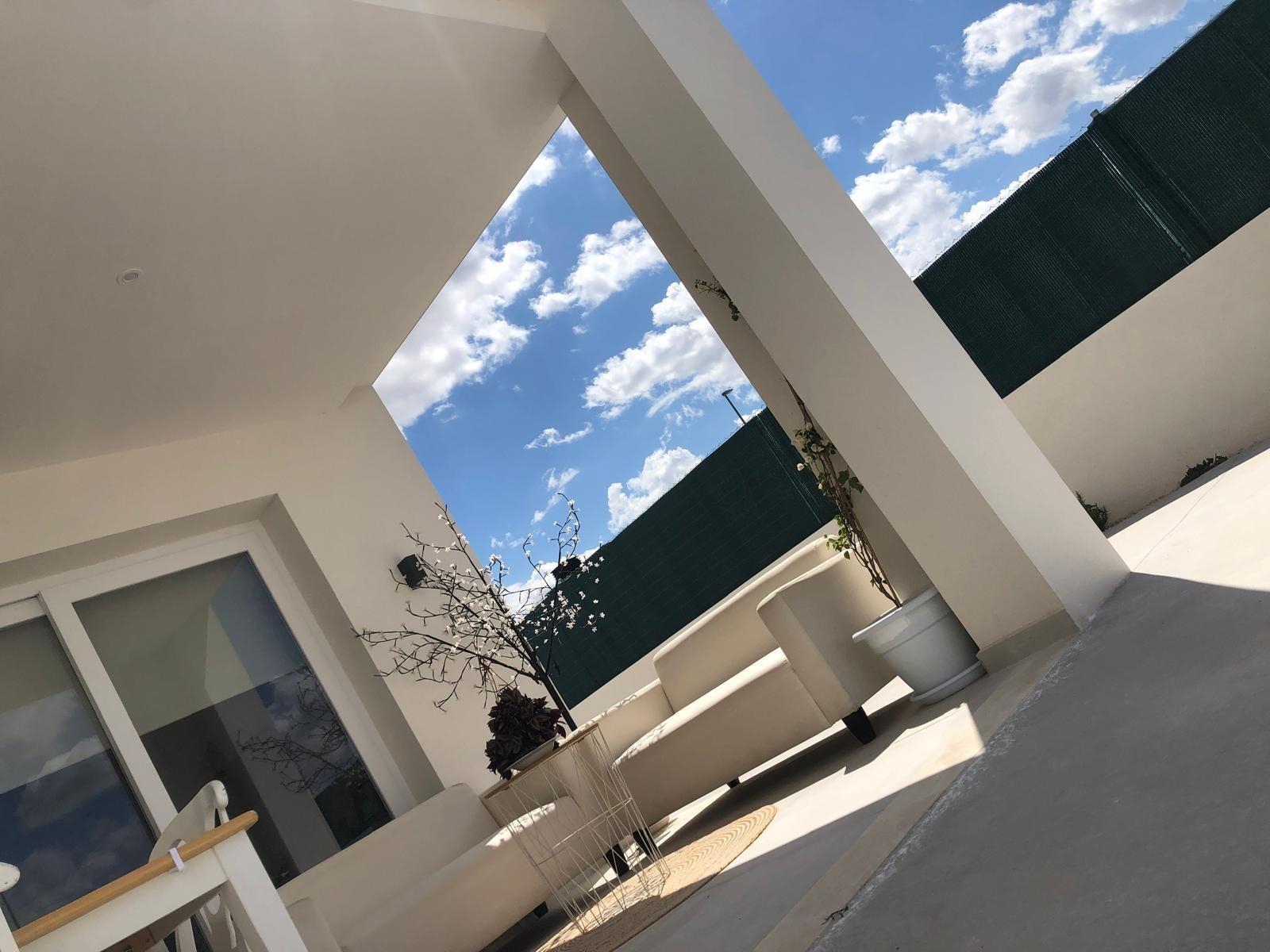 Villa de obra nueva en Aspe con piscina privada y parcela de 587 m² — 3 dorm.