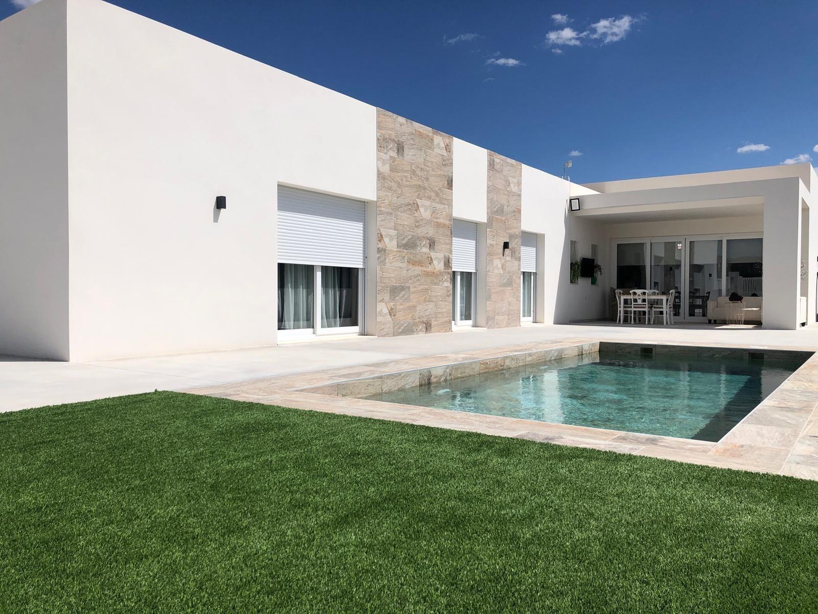 Villa de obra nueva en Aspe con piscina privada y parcela de 587 m² — 3 dorm.