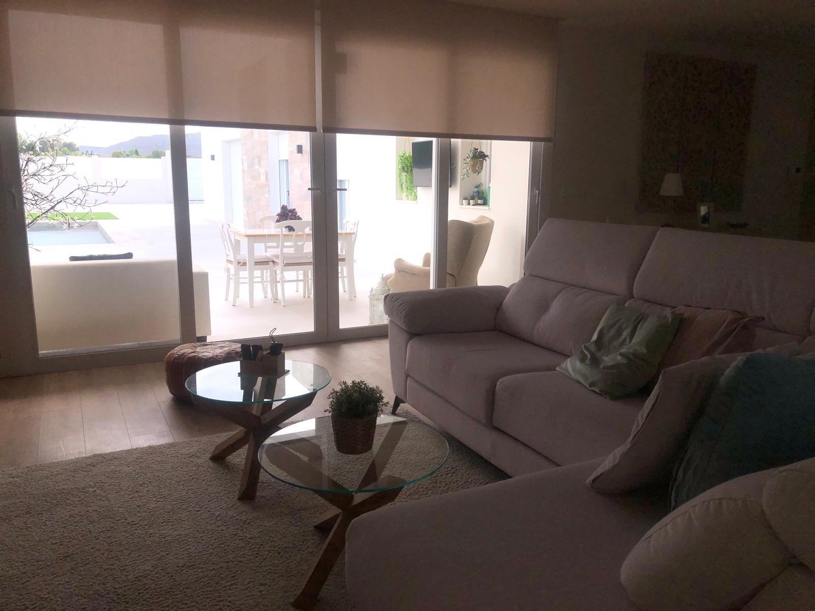 Villa de obra nueva en Aspe con piscina privada y parcela de 587 m² — 3 dorm.