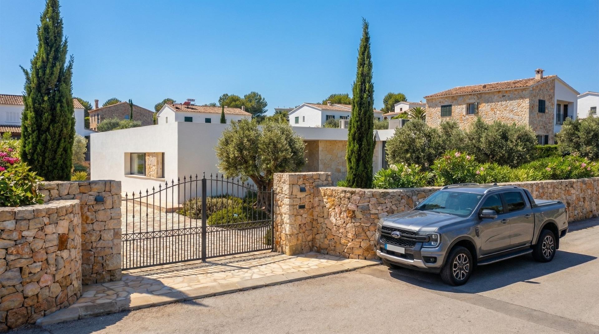 Villa de obra nueva en Aspe con piscina privada y parcela de 587 m² — 3 dorm.